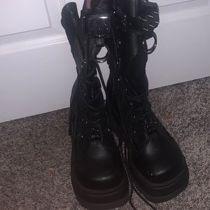 Im selling Demonias in black. they are a size 8.